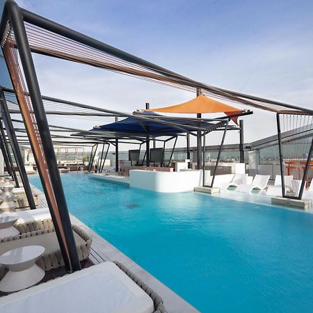 So/ Uptown Dubai Hotel Buitenkant foto The rooftop pool at the hotel