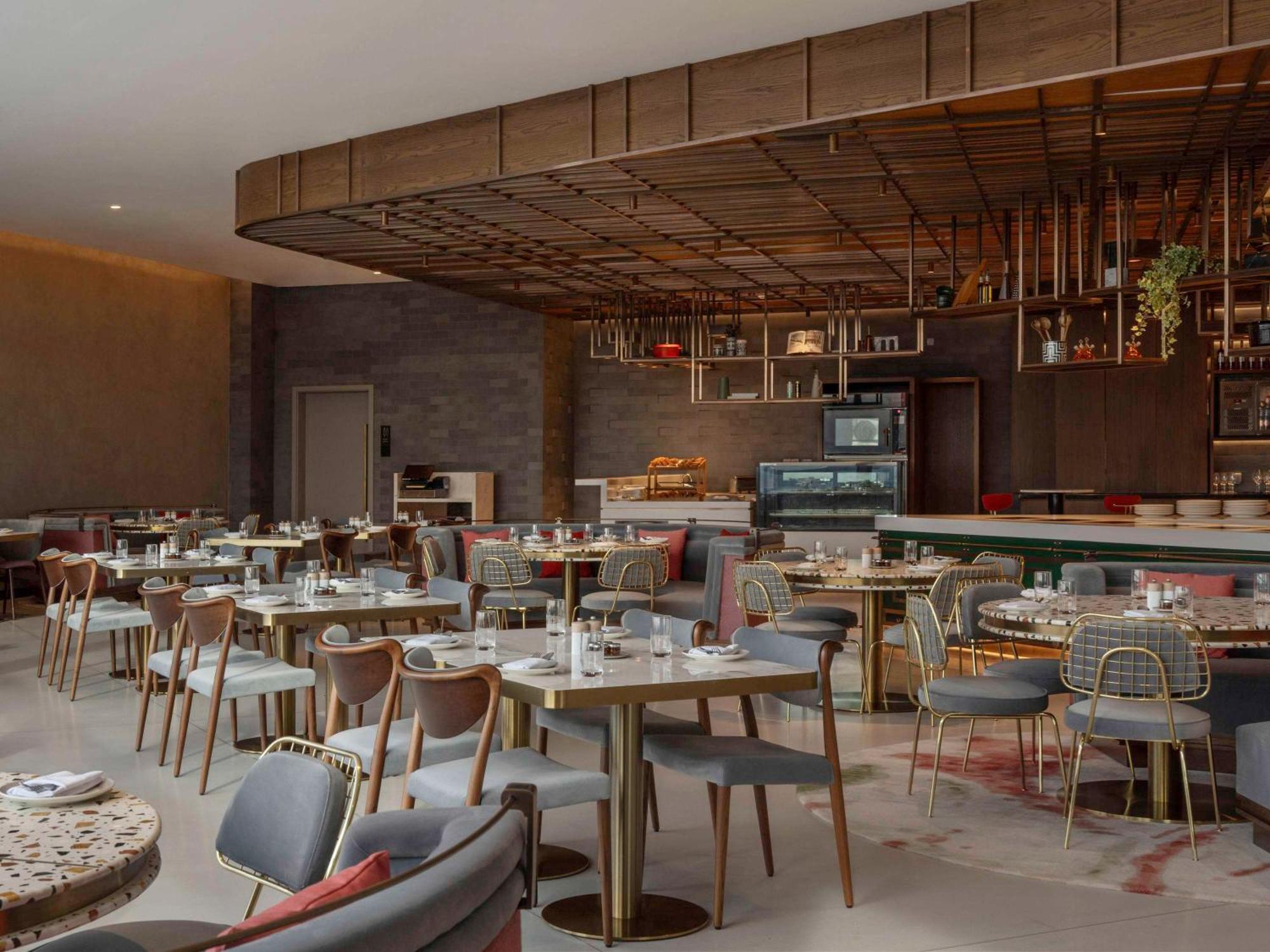 So/ Uptown Dubai Hotel Buitenkant foto The restaurant's interior