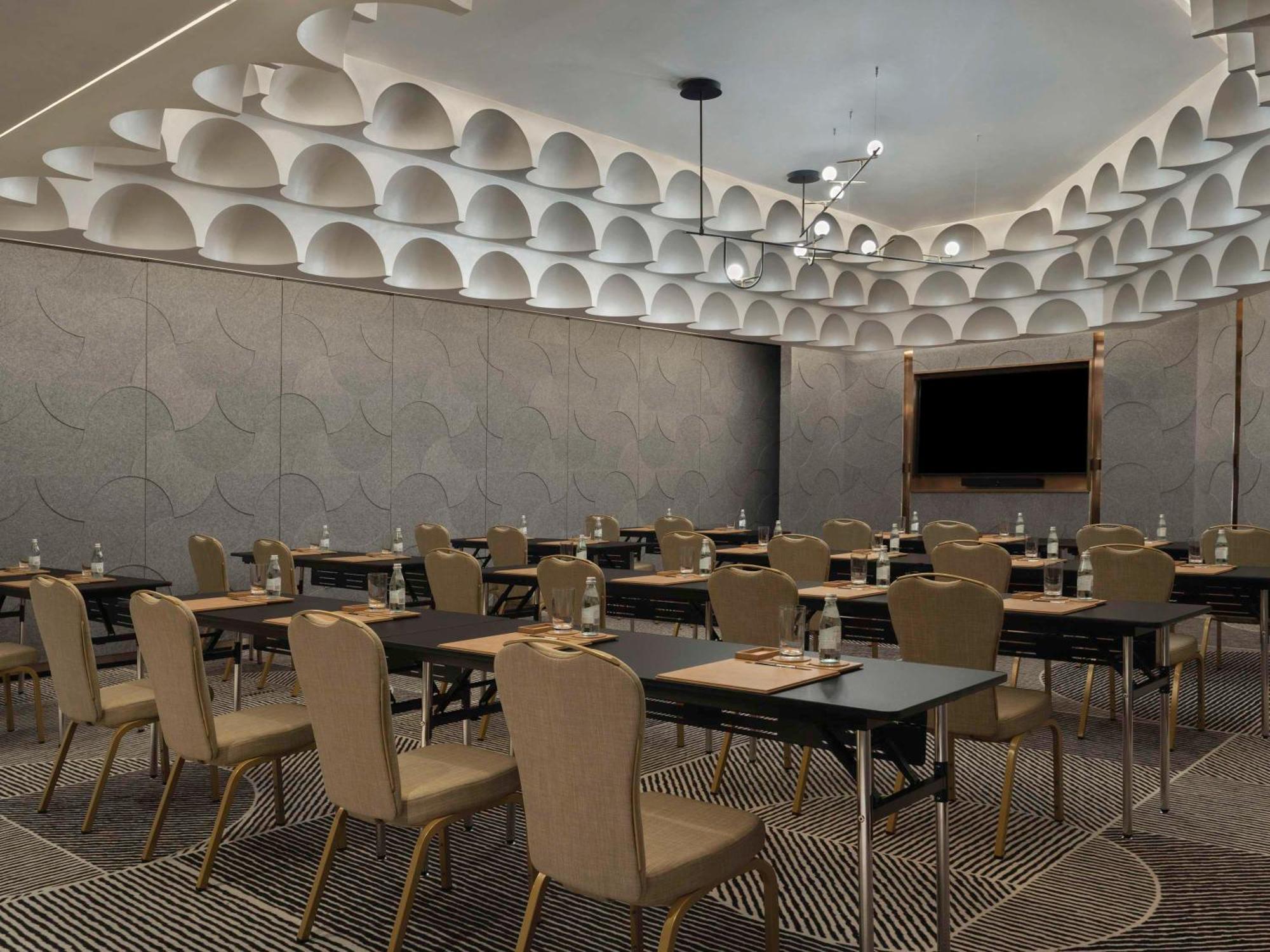 So/ Uptown Dubai Hotel Buitenkant foto The interior of the meeting room