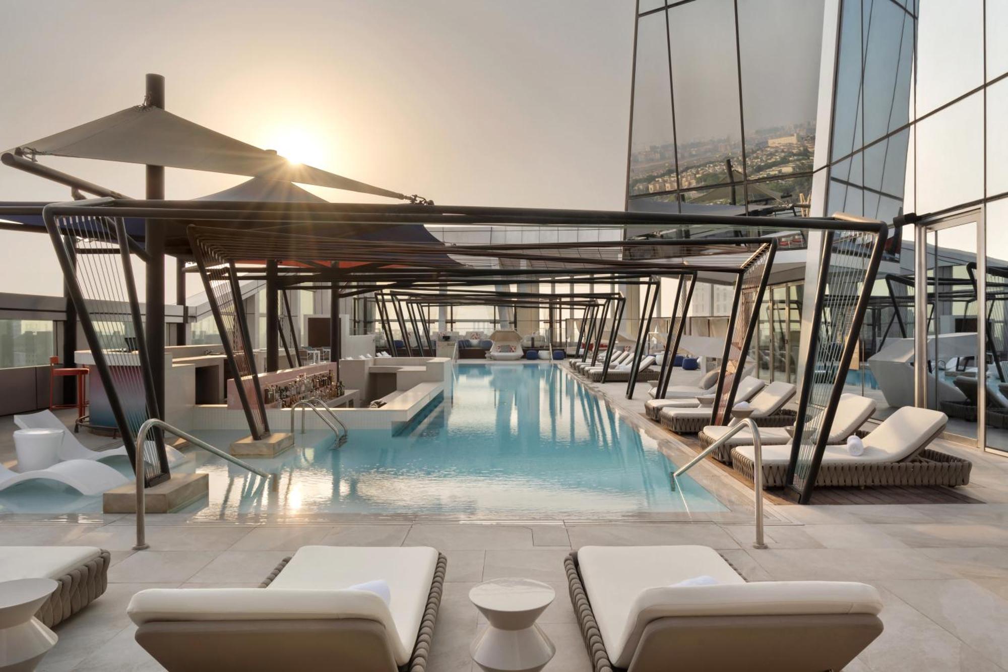 So/ Uptown Dubai Hotel Buitenkant foto The rooftop pool at the hotel