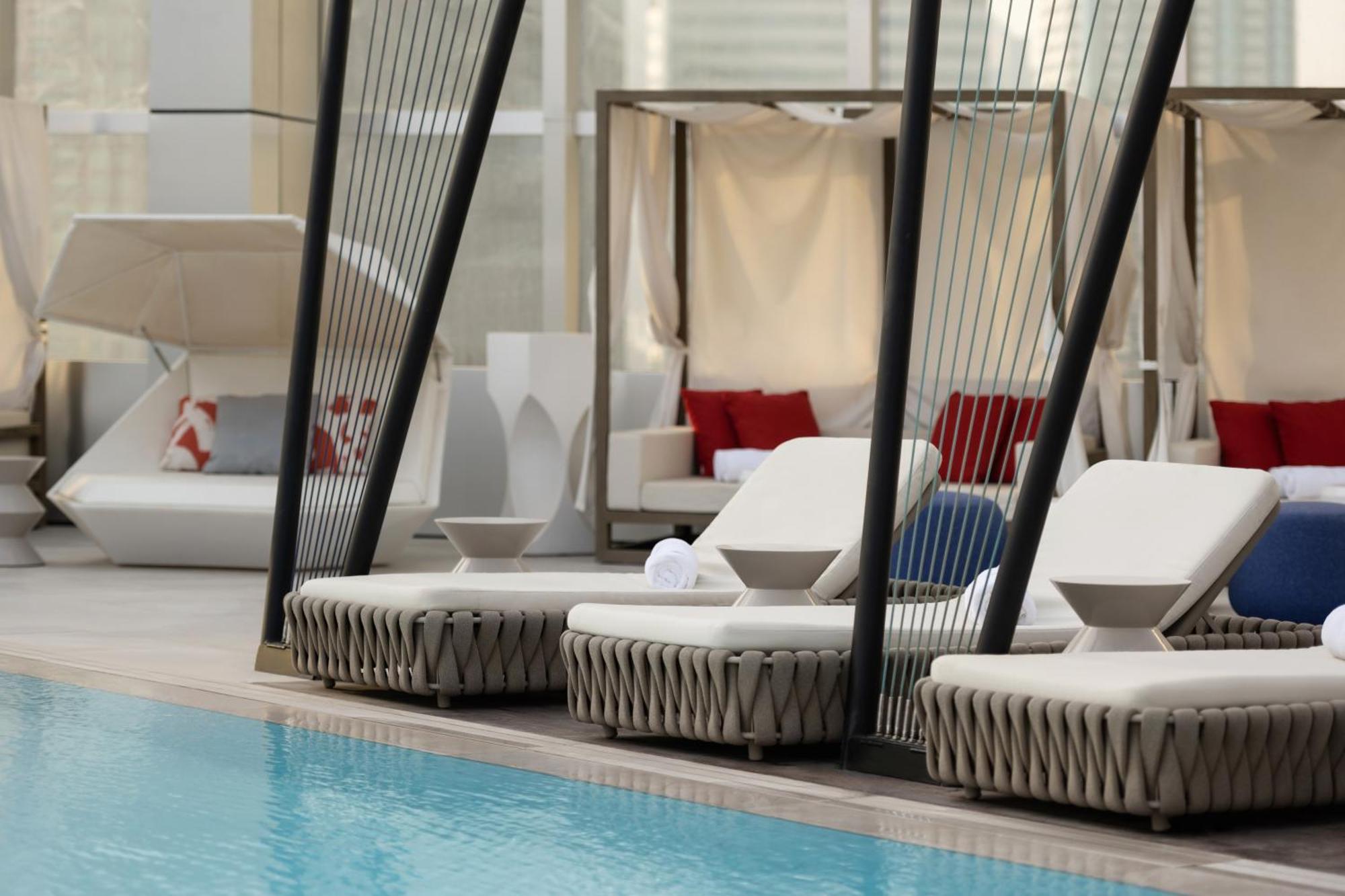So/ Uptown Dubai Hotel Buitenkant foto The pool at the hotel