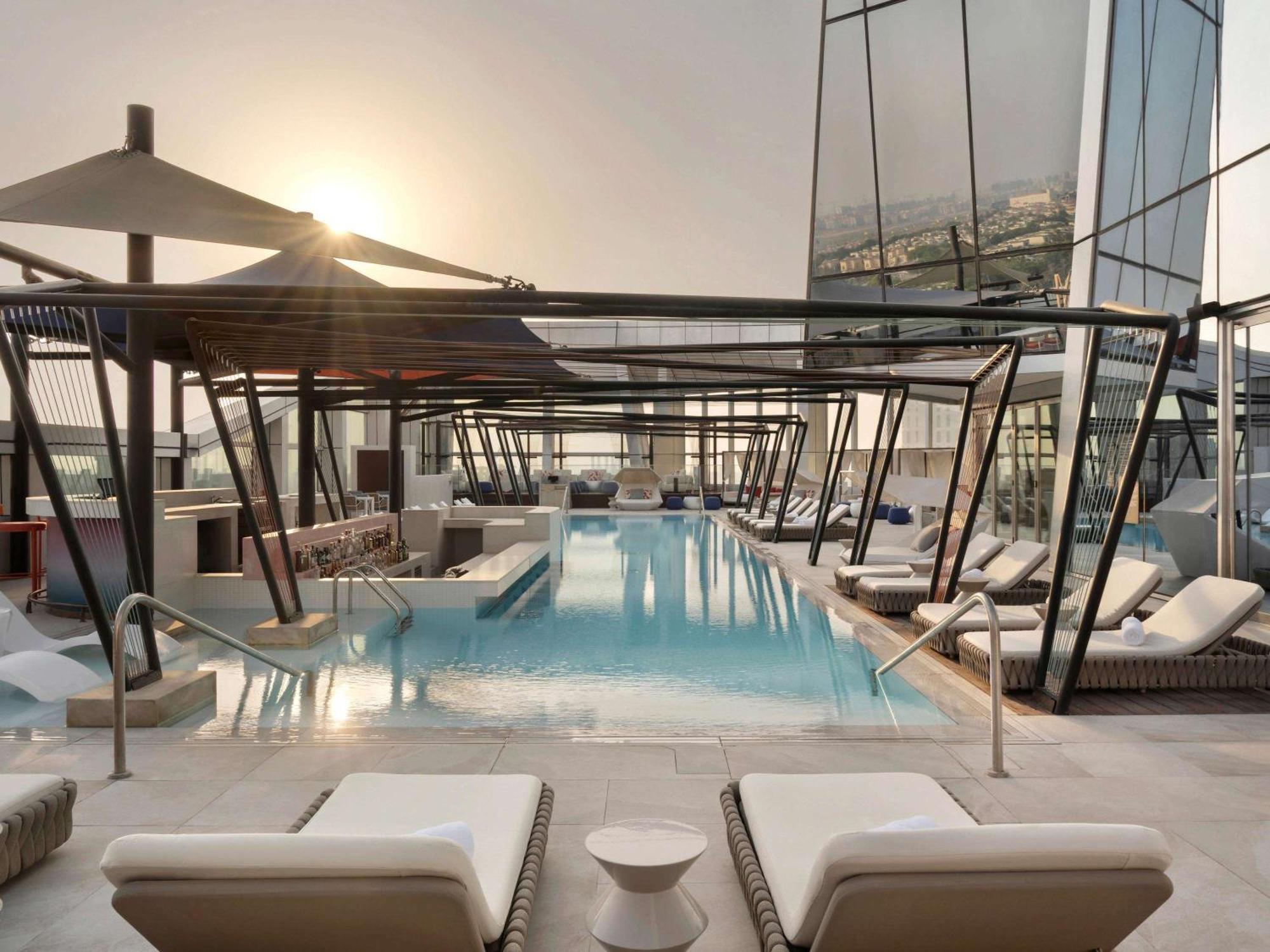 So/ Uptown Dubai Hotel Buitenkant foto The rooftop pool at the hotel