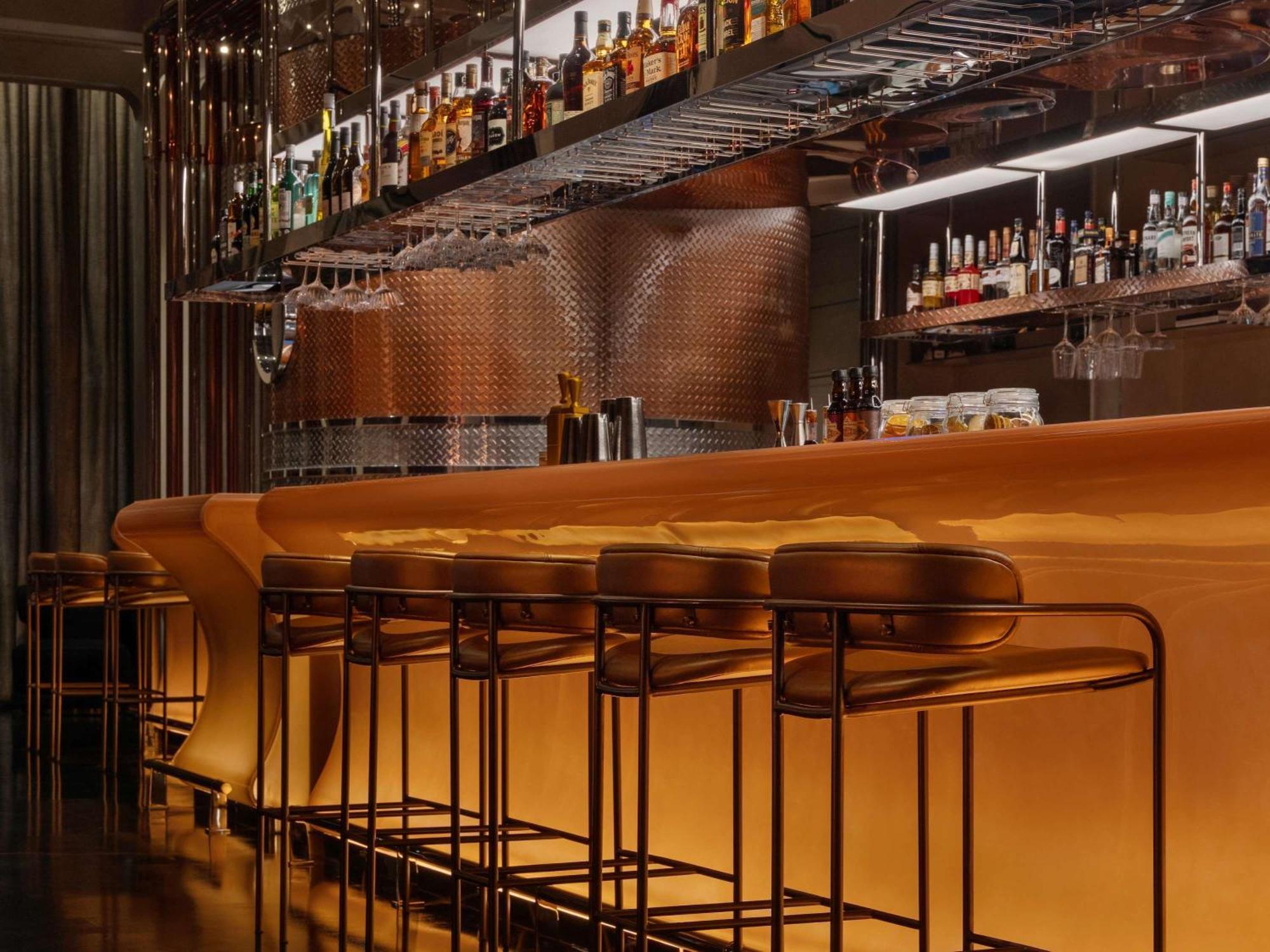 So/ Uptown Dubai Hotel Buitenkant foto The bar at the London Edition