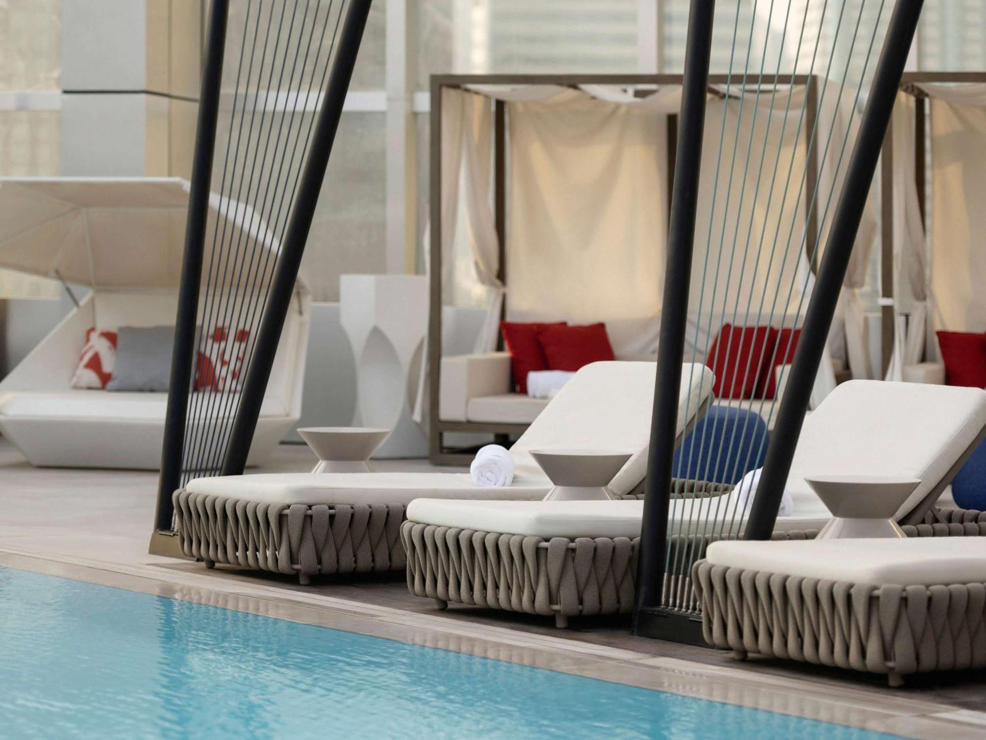 So/ Uptown Dubai Hotel Buitenkant foto Cabanas at the pool