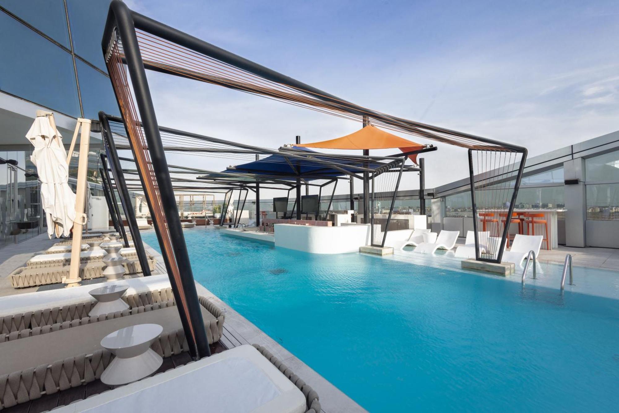 So/ Uptown Dubai Hotel Buitenkant foto The rooftop pool at the hotel